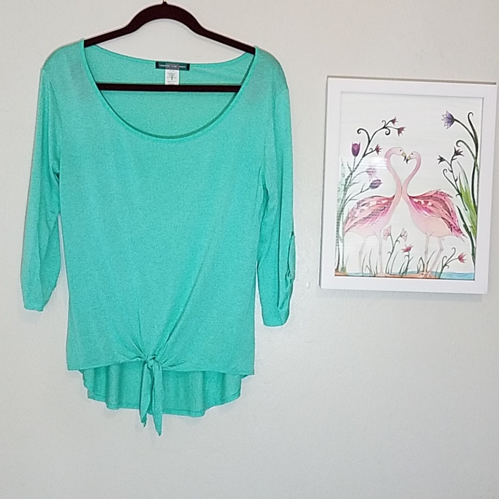 Happening in the present green tie front top